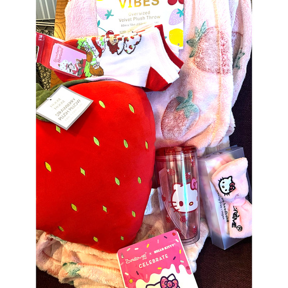 Strawberry shortcake and Hello kitty bundle - Picture 1 of 9